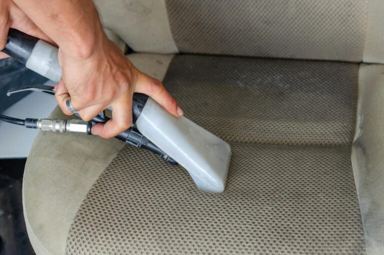 Autositz reinigen: Stoff, Leder oder Kunstleder richtig pflegen